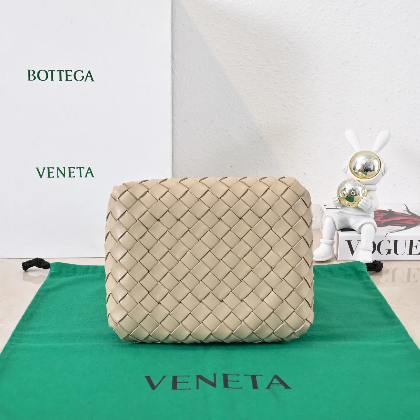 Batch 1760 BV home is new! Andiamo combines Bottega Veneta archives parachute handbags to inherit retro elements and integrate modern trends. The same style as Shu Qi's Beijing Night. It is a continuation of the classic bag. It has three functions: hand carry, shoulder and cross-body. It is embellished with metal brass knot buckles. The capacity of the small one is amazing. It can easily hold sunglasses in a box/small bottle of water/powder powder/charger and other daily necessities when going out. The upper body is versatile. Style number: 6569 Size: 21*17*16.5cm